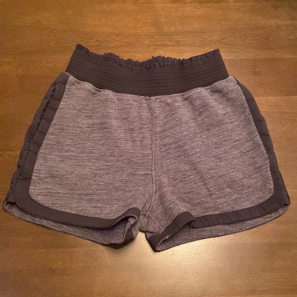 Lululemon🍋Cool & Collected Short 2.5" - Picture 2 of 5